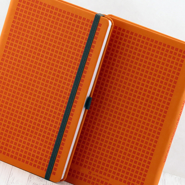 Embossing kunstlederen boek