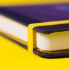 geel elastiek om notitieboek