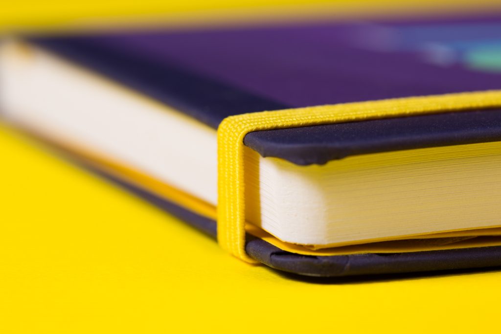 geel elastiek om notitieboek