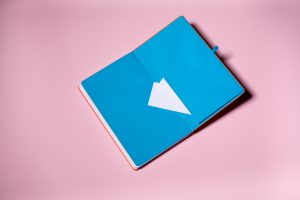 gekleurde spiegelbladen en envelop mix&match boek