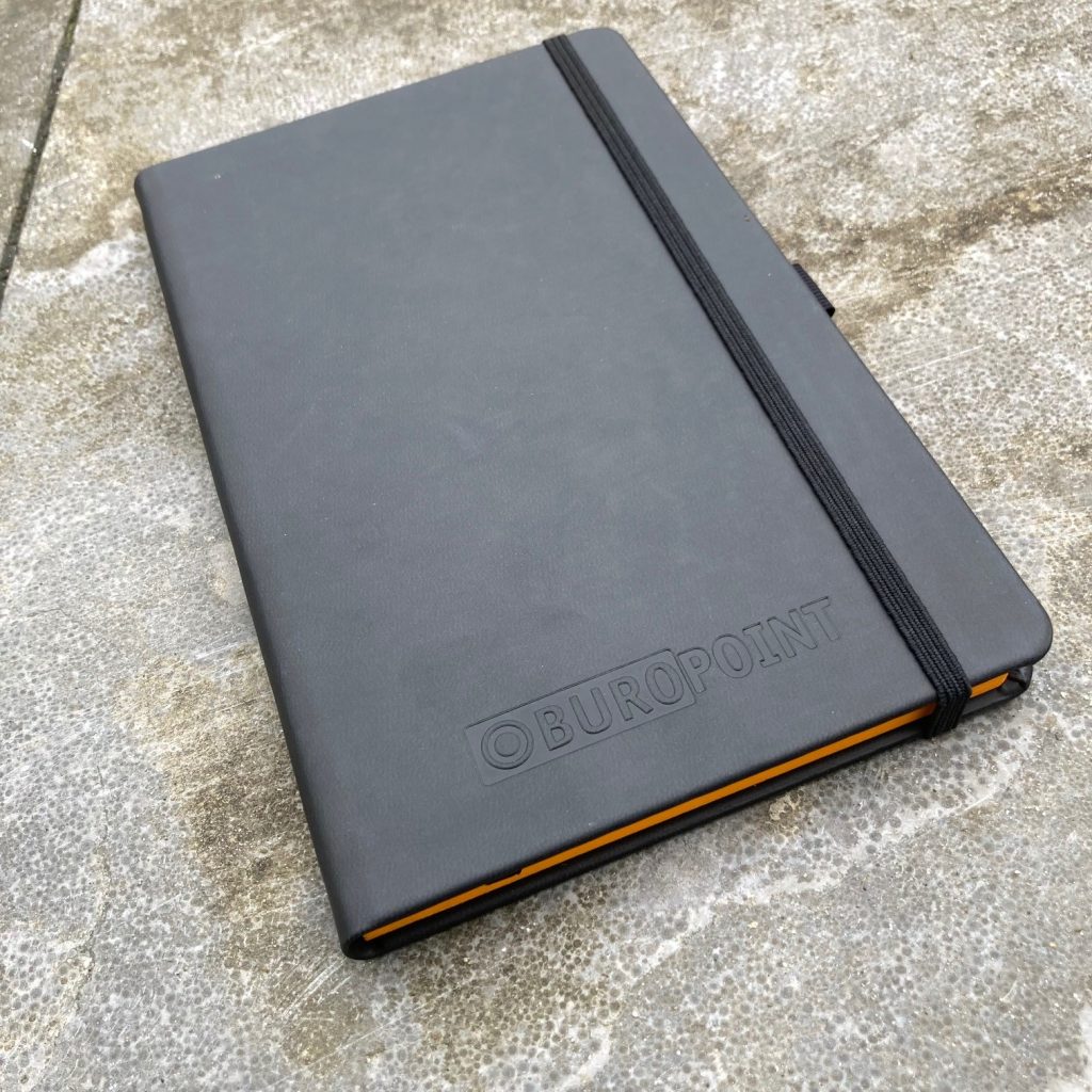 Notitieboek op maat - 100& custom met preeg en druk op snede in oranje
