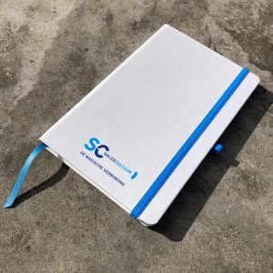 CMYK met glanslaminaat en blauwe accessoires