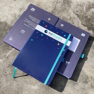 Prisma boek 13×21 met glanslaminaat en custom spiegelbladen