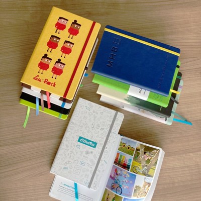 Mix&Match notitieboeken met eigen logo en gekleurd elastiek