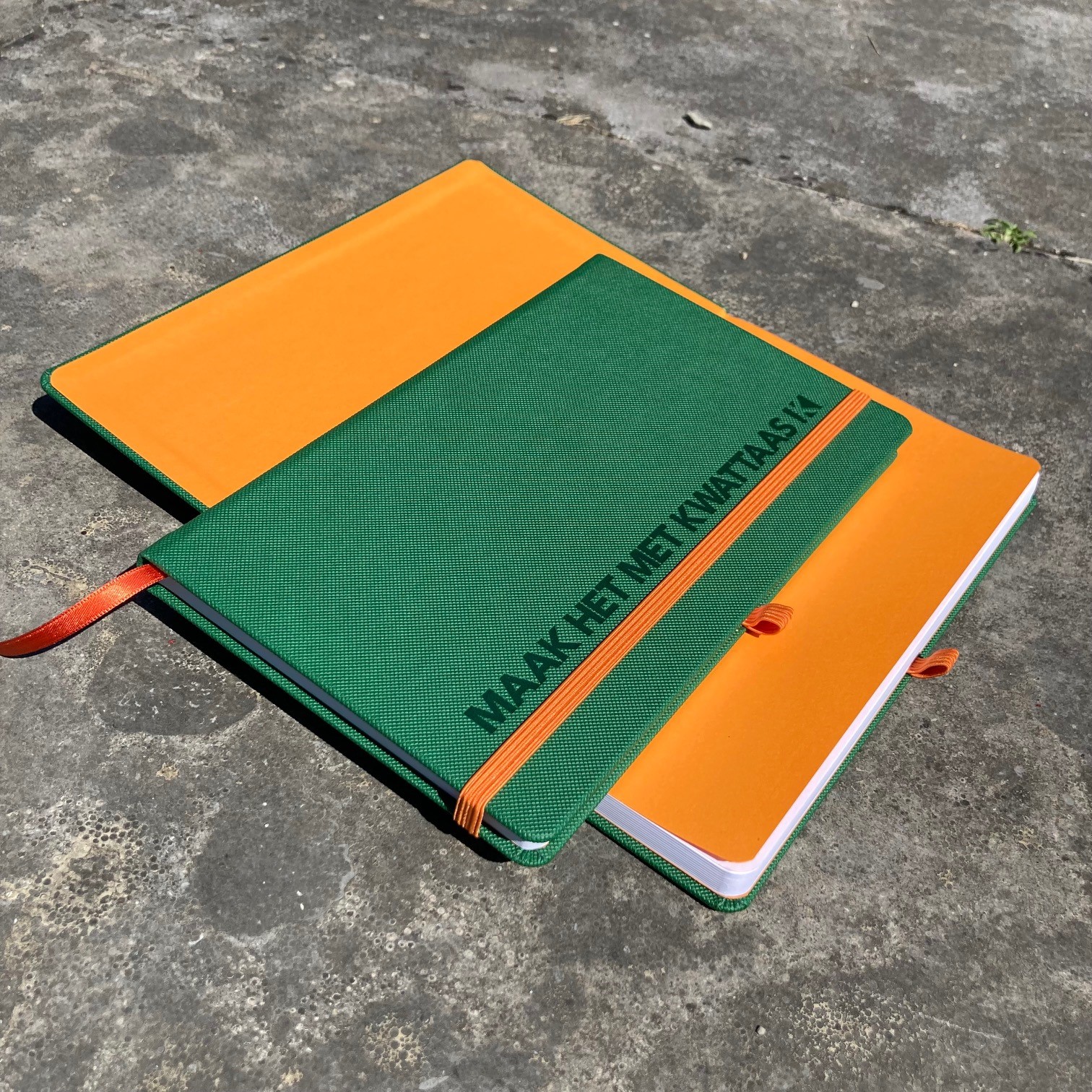 Notitieboek met eigen logo groen met oranje schutlbladen