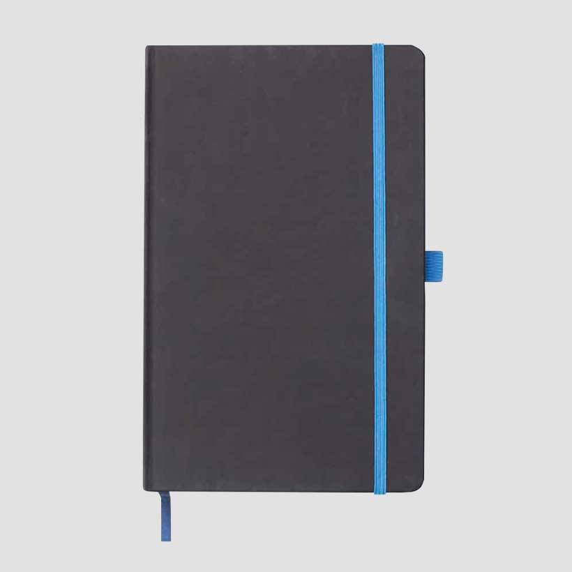 Zwart Castelli notitieboek met blauw sluitelastiek en leeslint