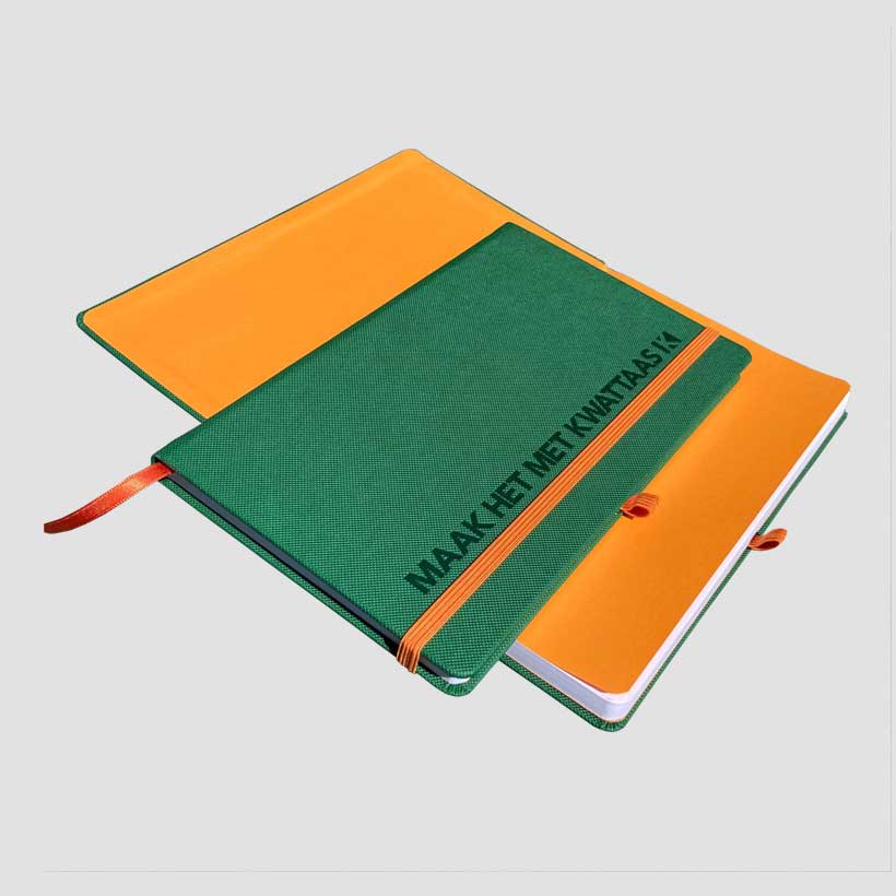 Mix&Match groen notitieboek met oranje sluitelastiek en leeslint, openslagen en dicht met preegdruk