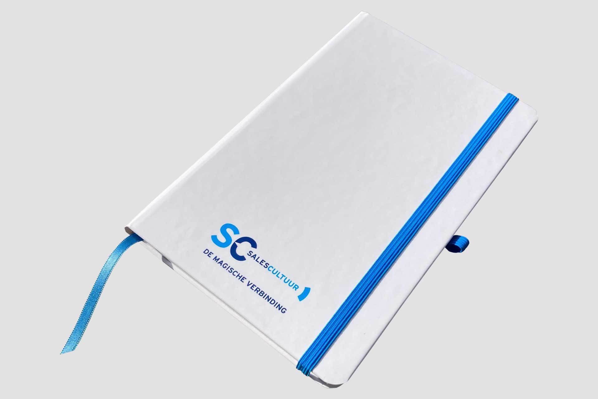 Mix&Match CMYK wit notitieboekje met blauw sluitelastiek en leeslint