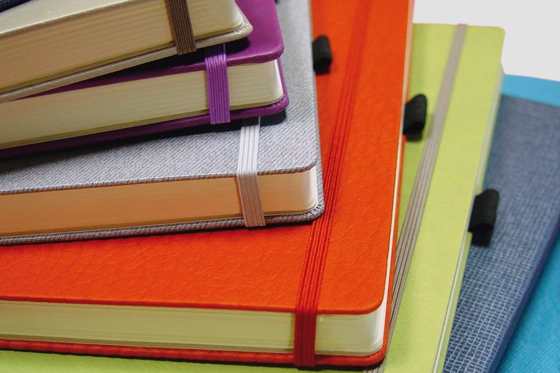 Stapel Castelli notitieboeken van verschillende kleuren